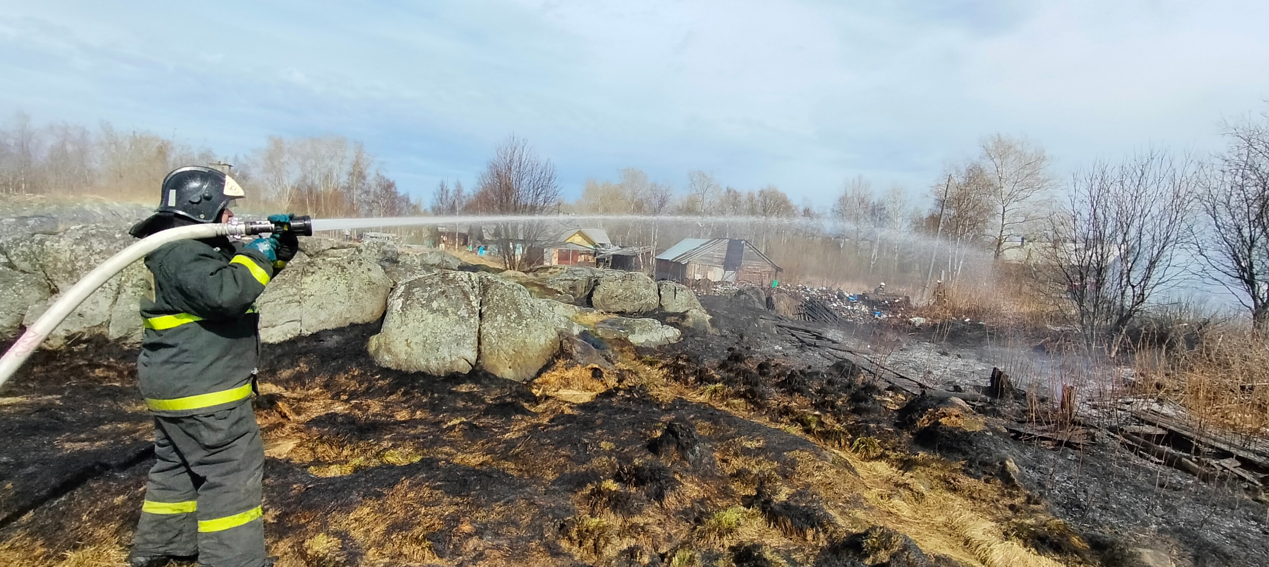 Пожарные полтора часа тушили загоревшуюся траву в районе Карелии