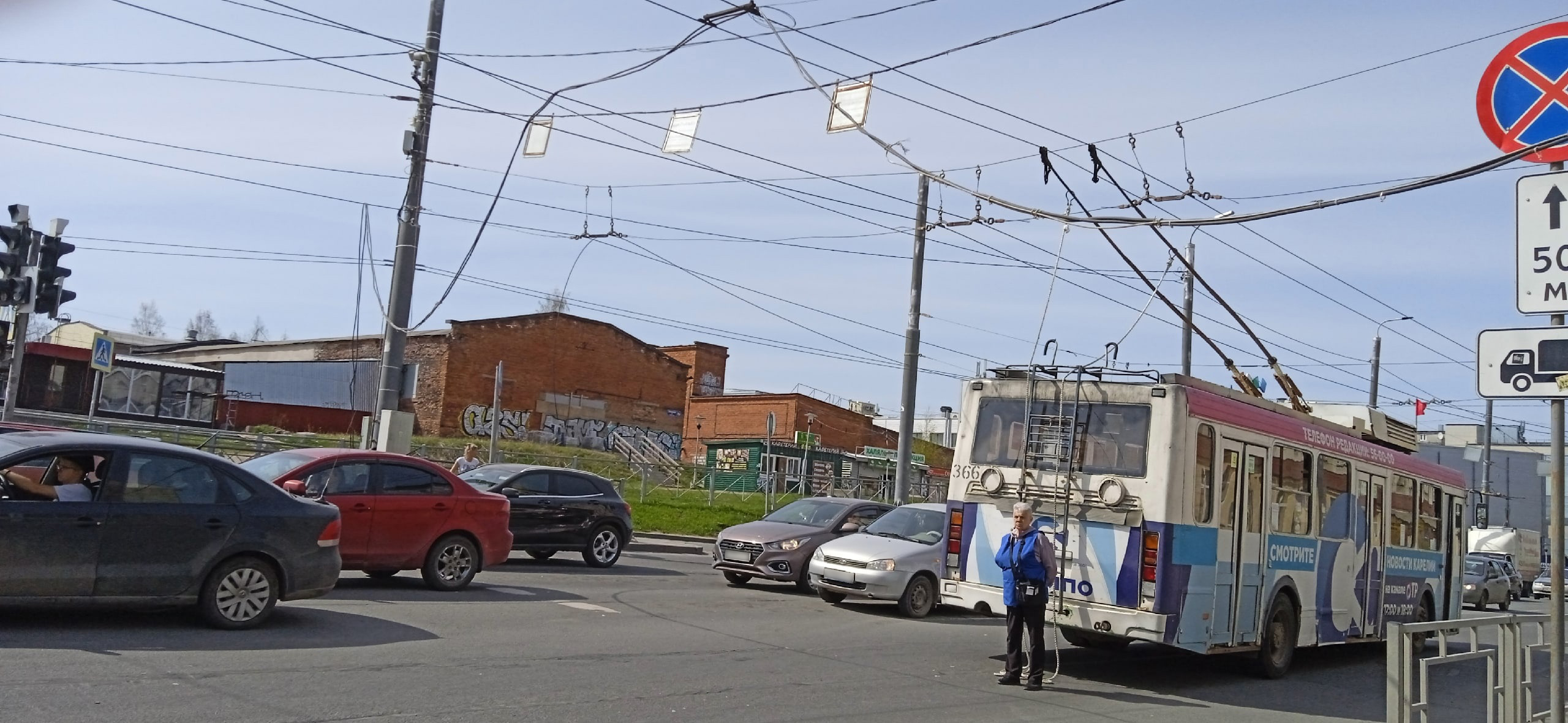 Транспортный коллапс возник в центре Петрозаводска из-за обрыва троллейбусных проводов (ФОТО)