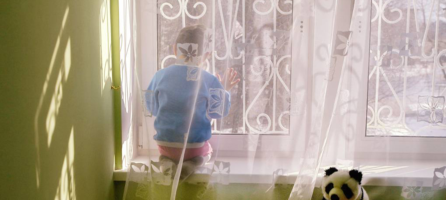 Маленький ребенок выпал из окна в Петрозаводске