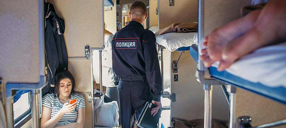 Четырех пьяных мужчин и одну женщину сняли полицейские с поездов в Карелии