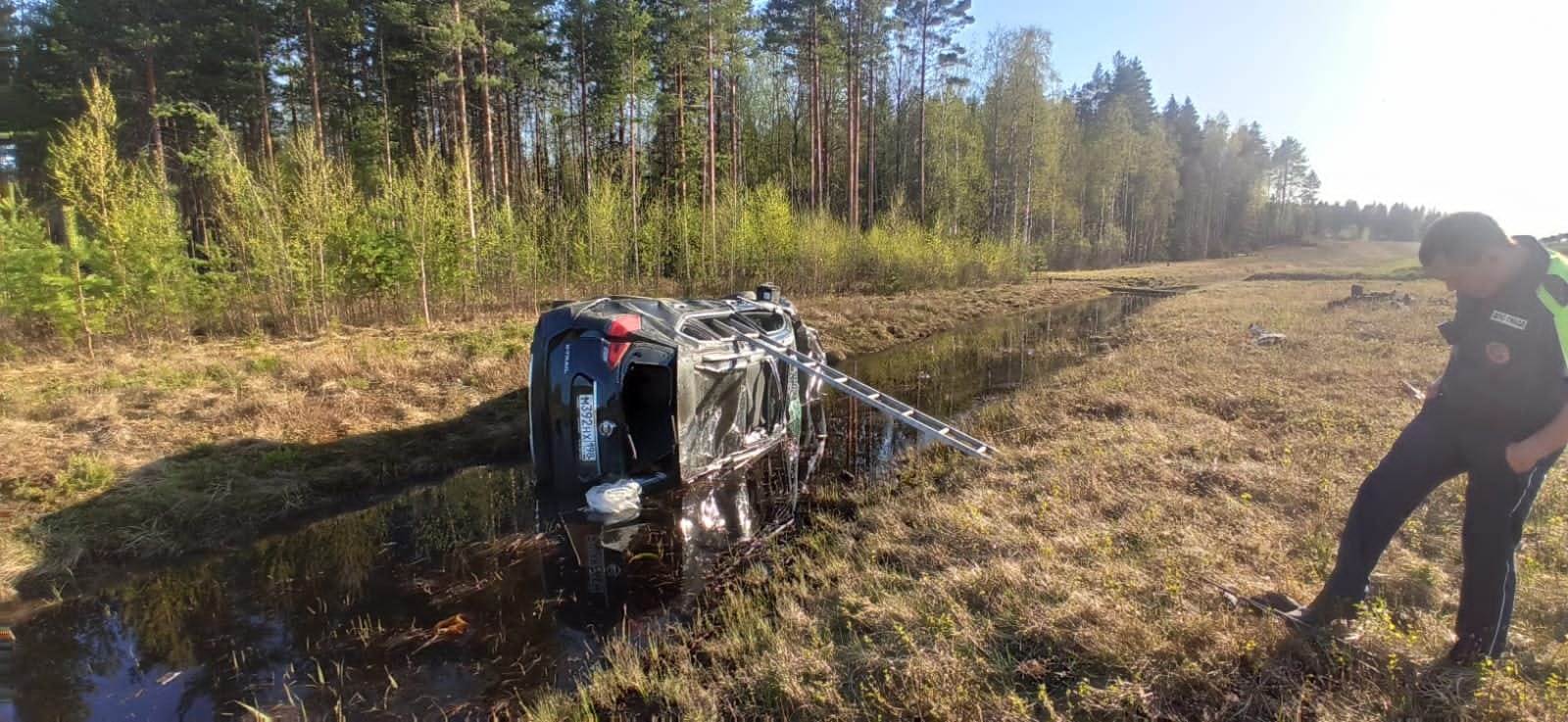 Машина в хлам: автомобиль опрокинулся в кювет на трассе в Карелии (ФОТО)
