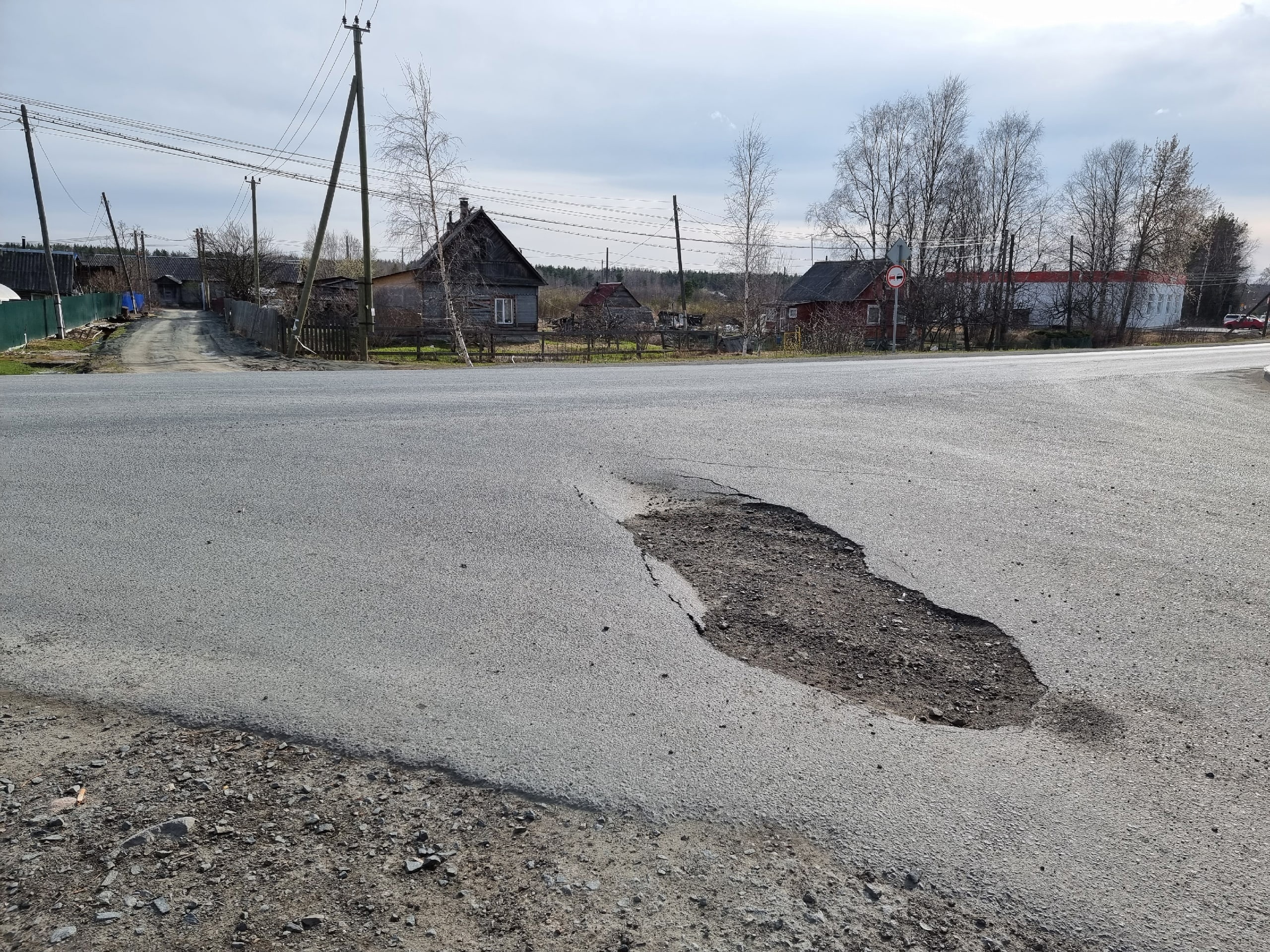 На убитой дороге в поселке Карелии появилась «заплатка» (ФОТОФАКТ)