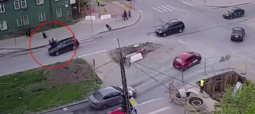 Бежала на «красный»: появилось видео жесткого ДТП с пешеходом в Петрозаводске
