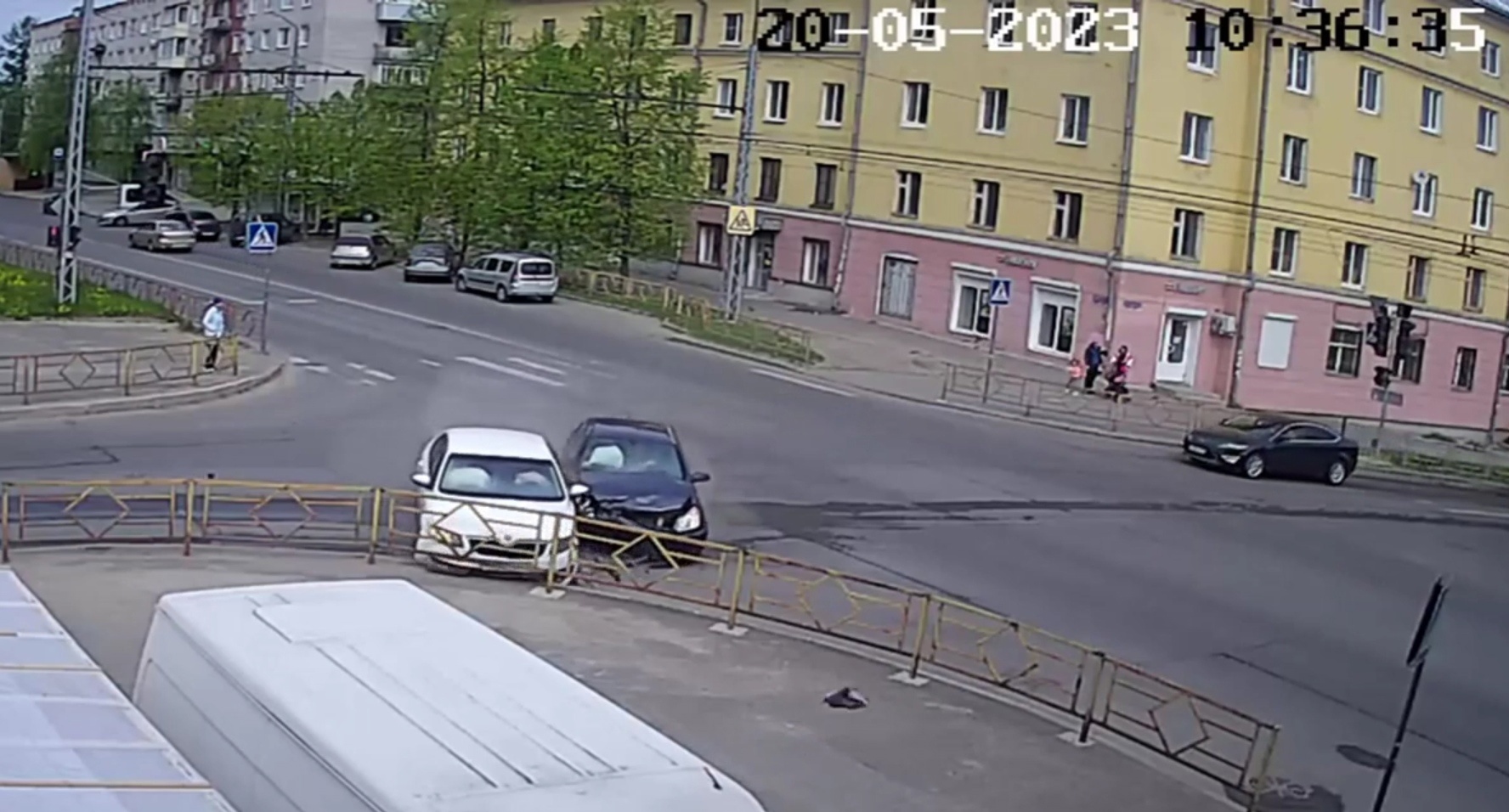Автомобили снесли ограждение после ДТП на перекрестке в Петрозаводске (ВИДЕО)