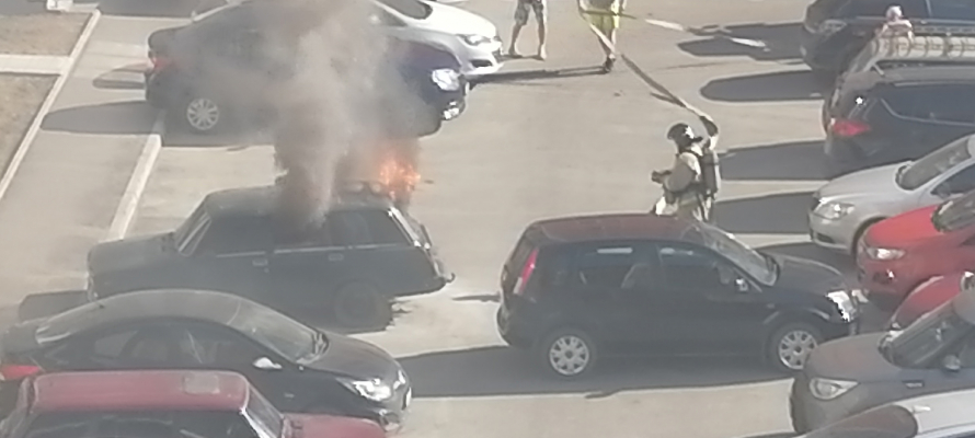 Автомобиль сгорел во дворе Петрозаводска (ФОТО)