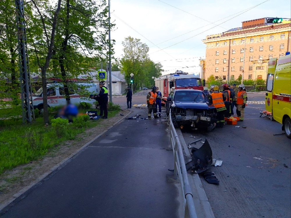 Появилось видео ночного ДТП в центре Петрозаводска, где в грудь был ранен водитель
