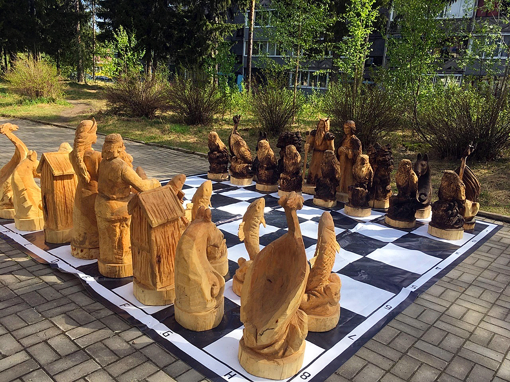 В городе горняков Карелии на улице поставили шахматы в виде героев знаменитого эпоса