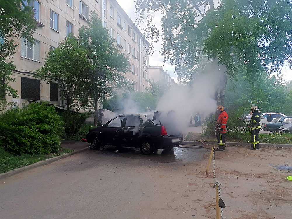 Автомобиль загорелся в центре Петрозаводска (ФОТО и ВИДЕО)