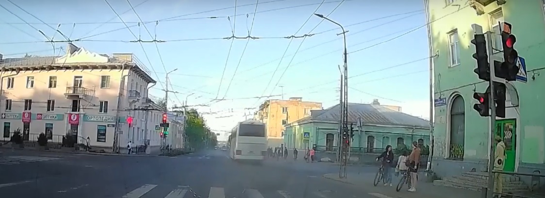 Огромный автобус, ревя сигналом, промчался на «красный» в центре Петрозаводска (ВИДЕО)