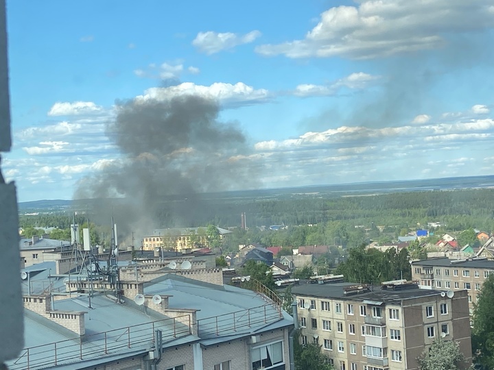 Жители Петрозаводска эвакуировались из дома с горящей крышей (ФОТО)