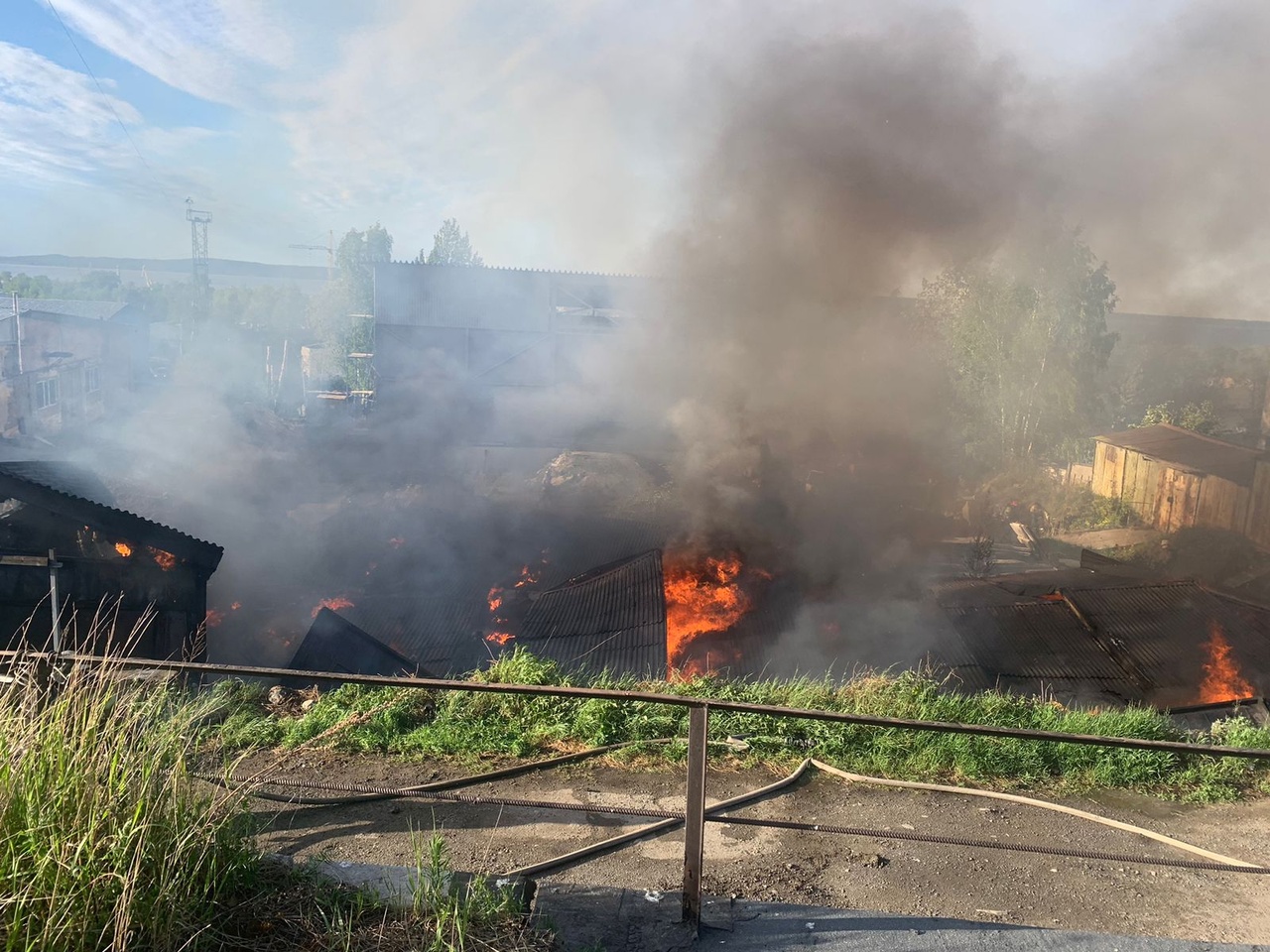 Крупный пожар разгорелся на складах в Петрозаводске (ФОТО)