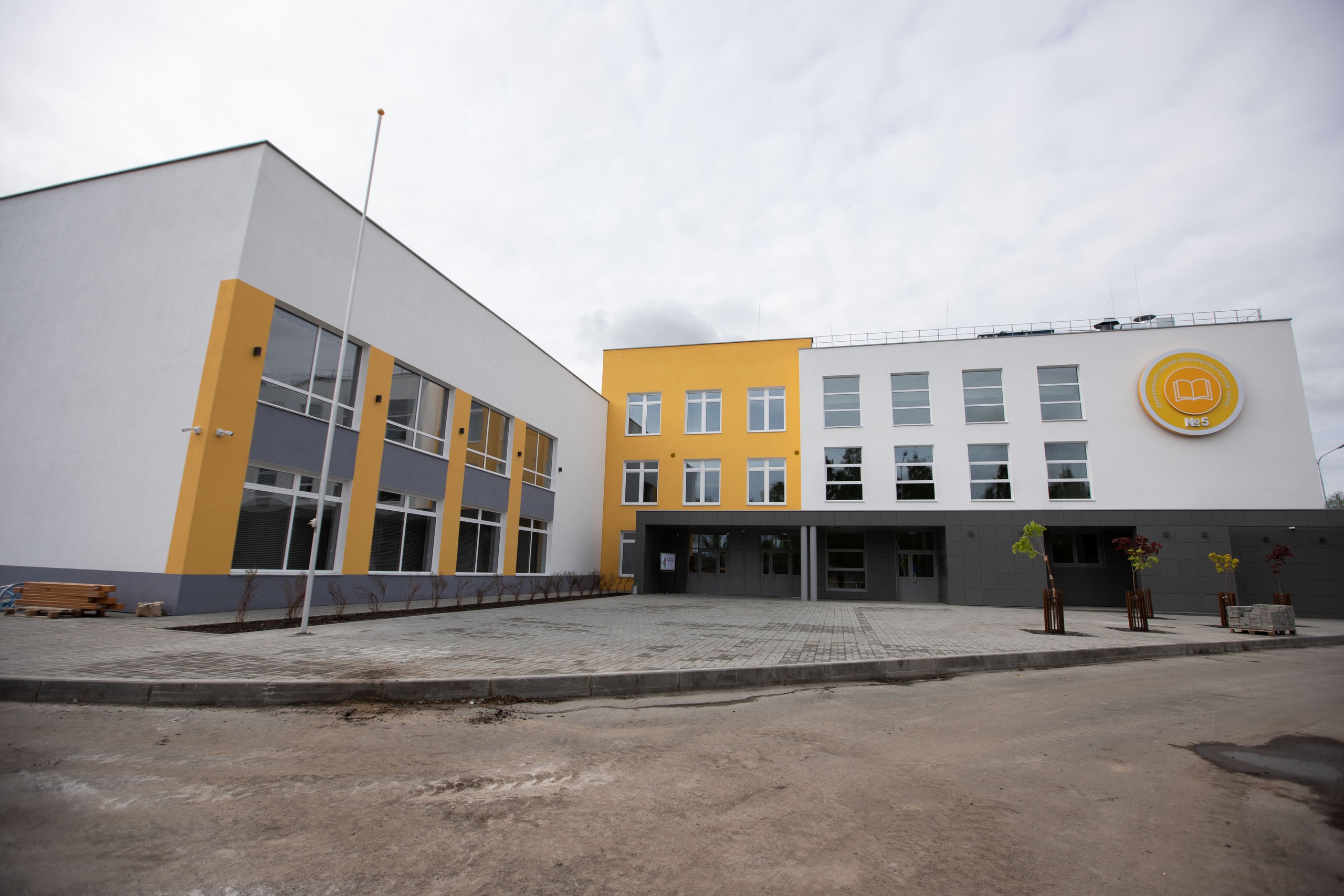 «Сам бы хотел учиться в такой»: Шандалович осмотрел новую школу в Деревянке