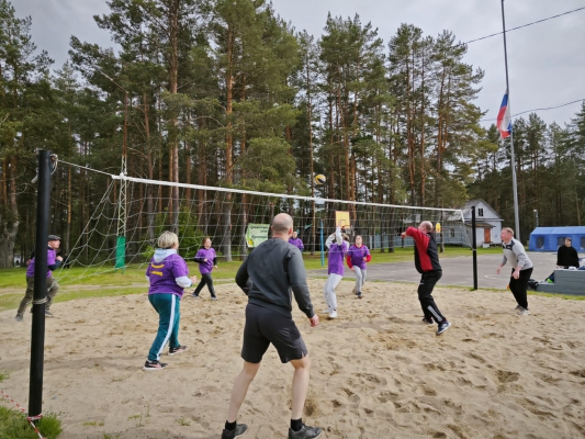 Следователи Карелии научились у детдомовцев искусству волейбола