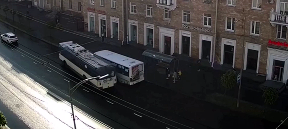 Троллейбус и маршрутный автобус столкнулись в центре Петрозаводска (ВИДЕО)