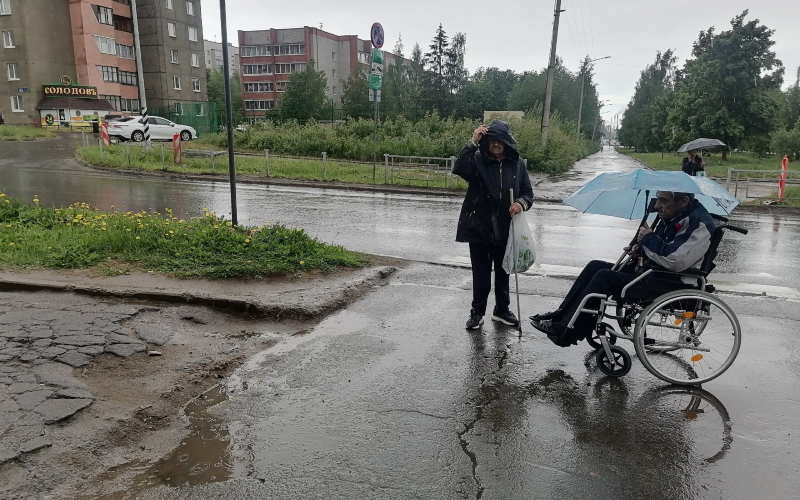 «Адская дорога»: в Петрозаводске инвалид чуть не выпал из коляски по пути в поликлинику