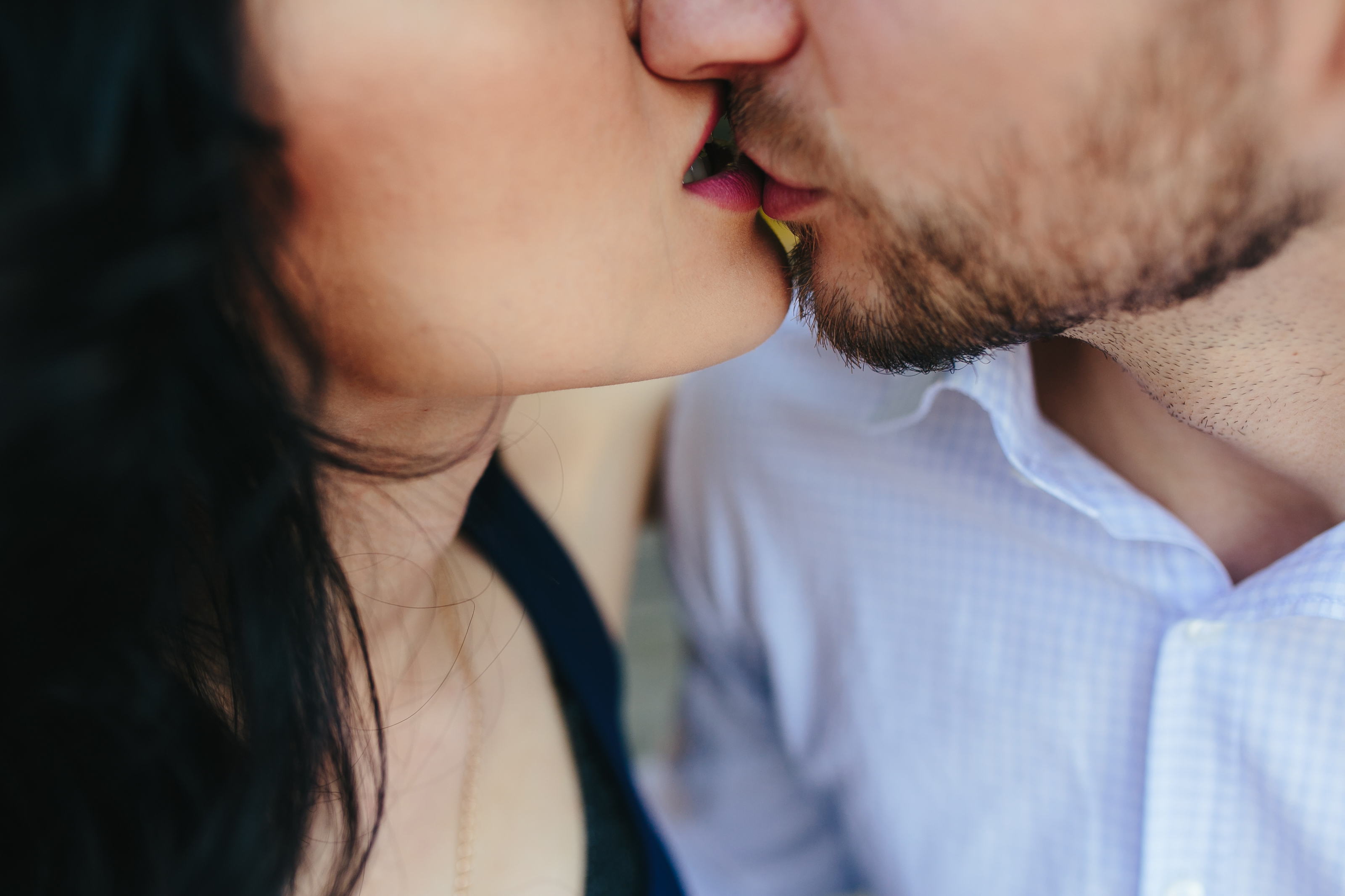 Заболевания через поцелуй. Возбуждающий поцелуй. Поцелуй помогает. Мужчина целует подписку женщина. Профиль влюбленных крупно.