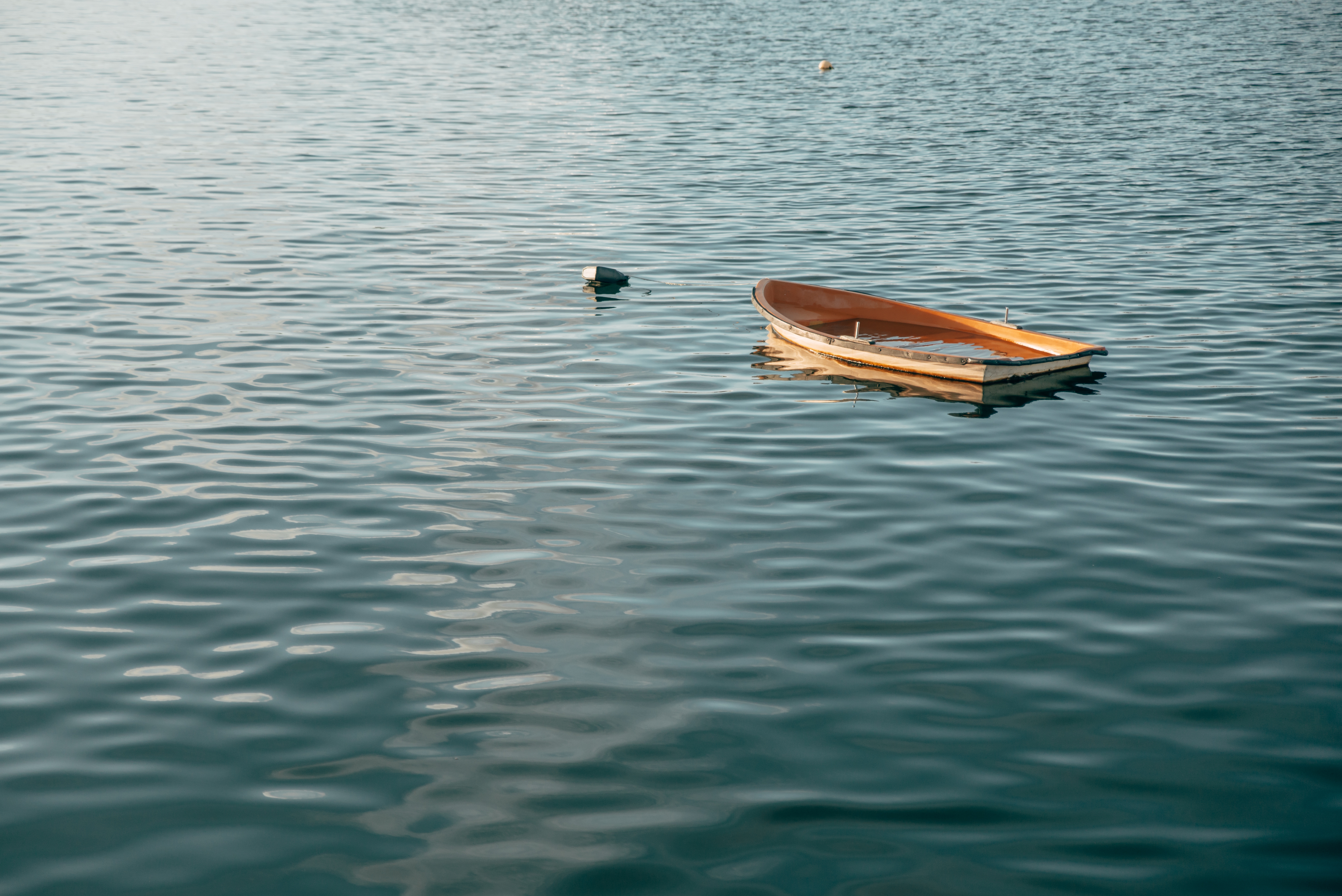 Рыбаки из Карелии перевернулись на лодке в Онежском озере 