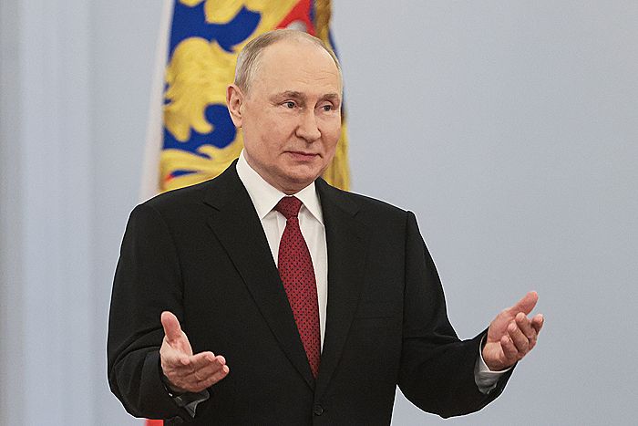 Президент отметил, что День России знаменует единство народа и преданность своей стране