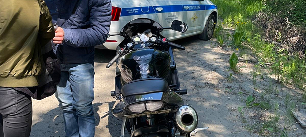 Полиция остановила мотоциклиста в Петрозаводске из-за номерного знака