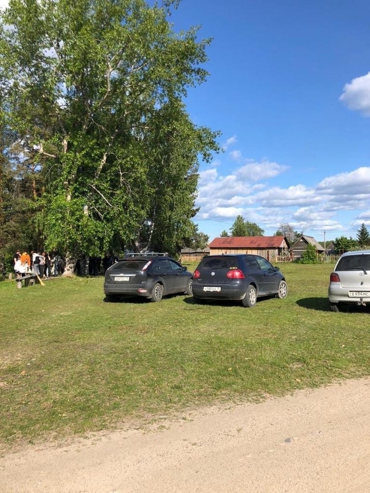 Туристы паркуются в деревне Киндасово в Карелии прямо на газонах