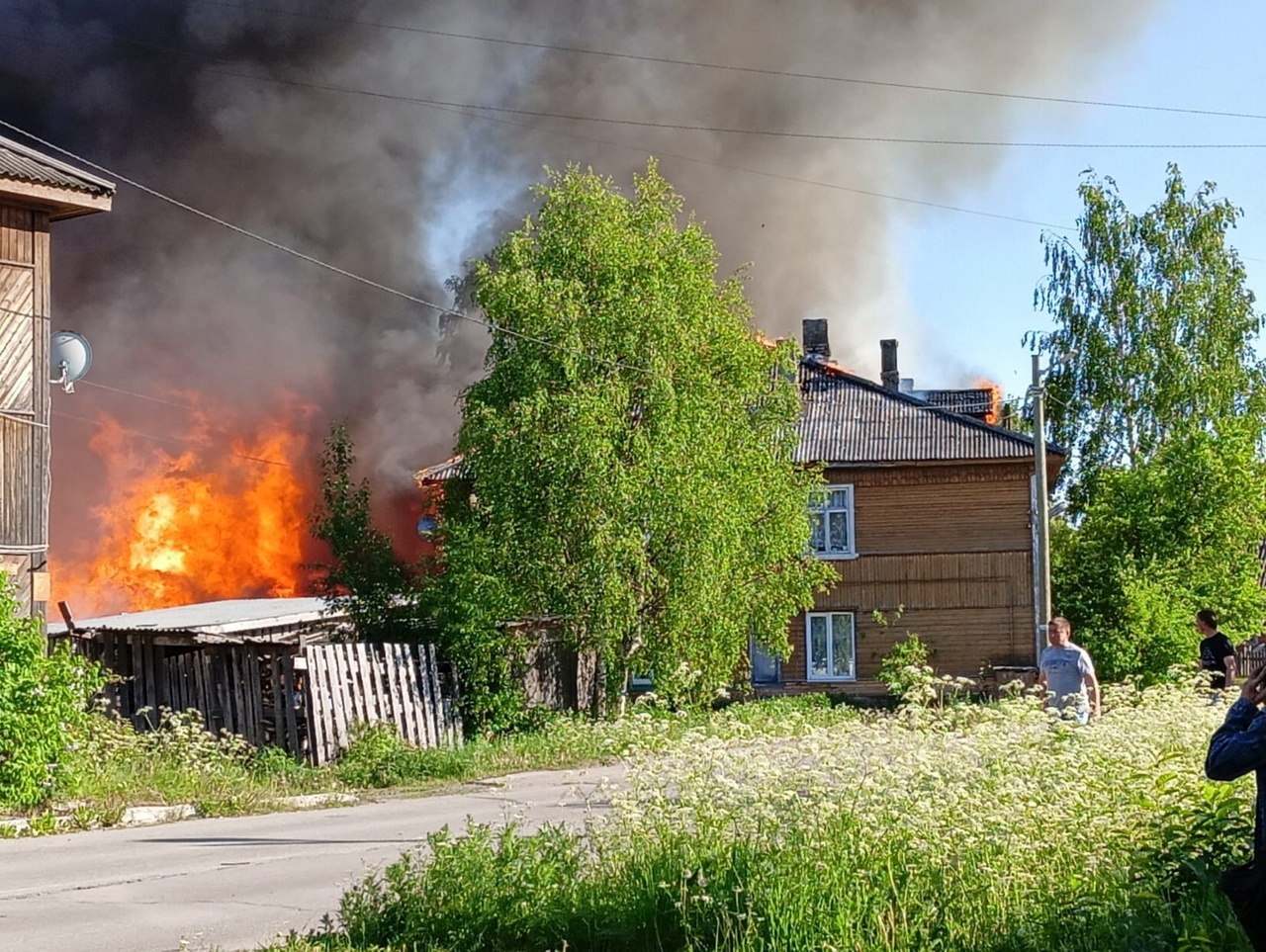 «Ужасная трагедия»: в райцентре Карелии полыхают несколько жилых домов (ФОТО)
