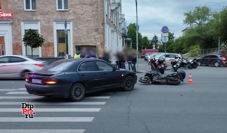 Байкер перелетел через легковушку после ДТП в самом центре Петрозаводска (ФОТО и ВИДЕО)