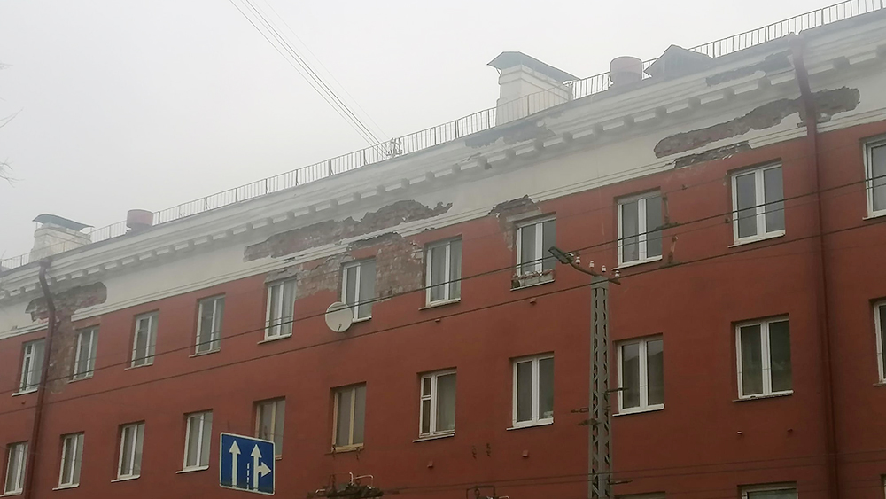 Пешеходам в историческом центре Петрозаводска на головы валятся куски штукатурки