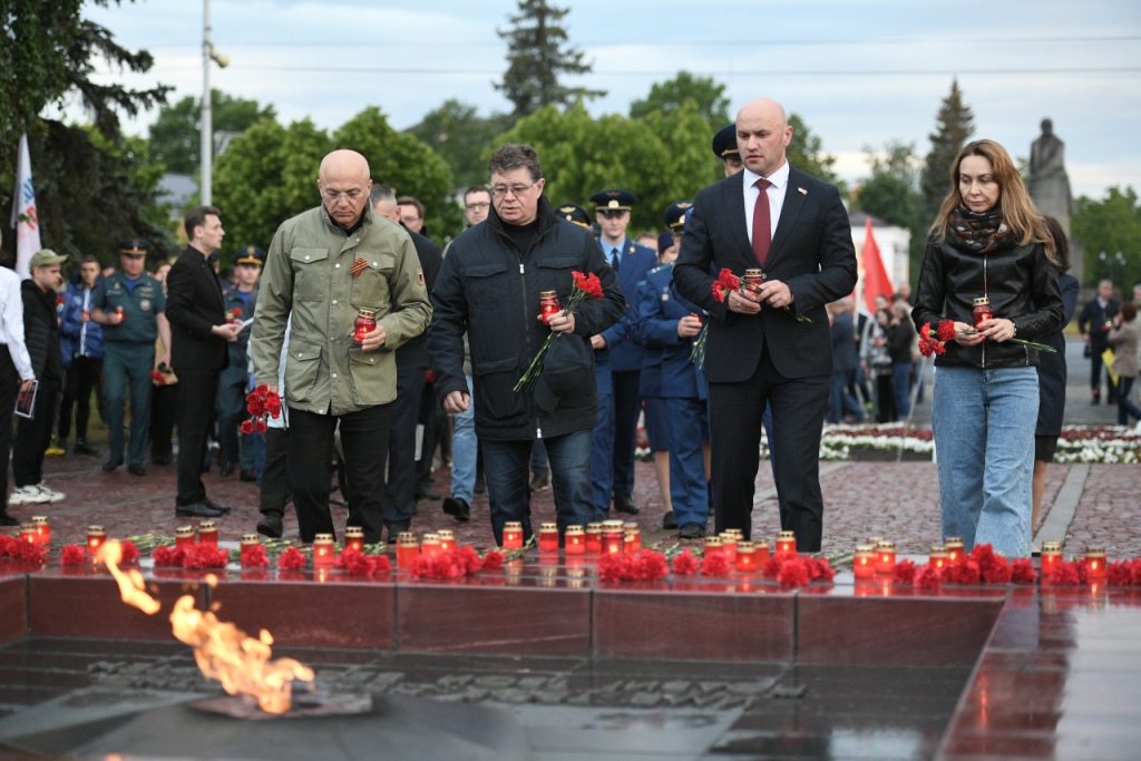 На рассвете в Петрозаводске зажглись свечи памяти