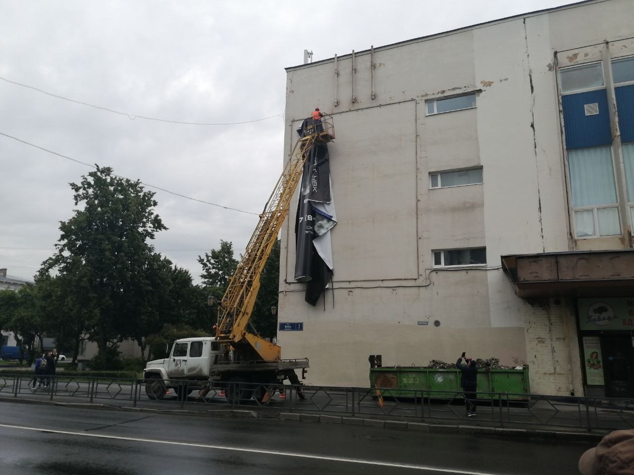 Плакат ЧВК «Вагнер» сняли со здания универмага в Петрозаводске
