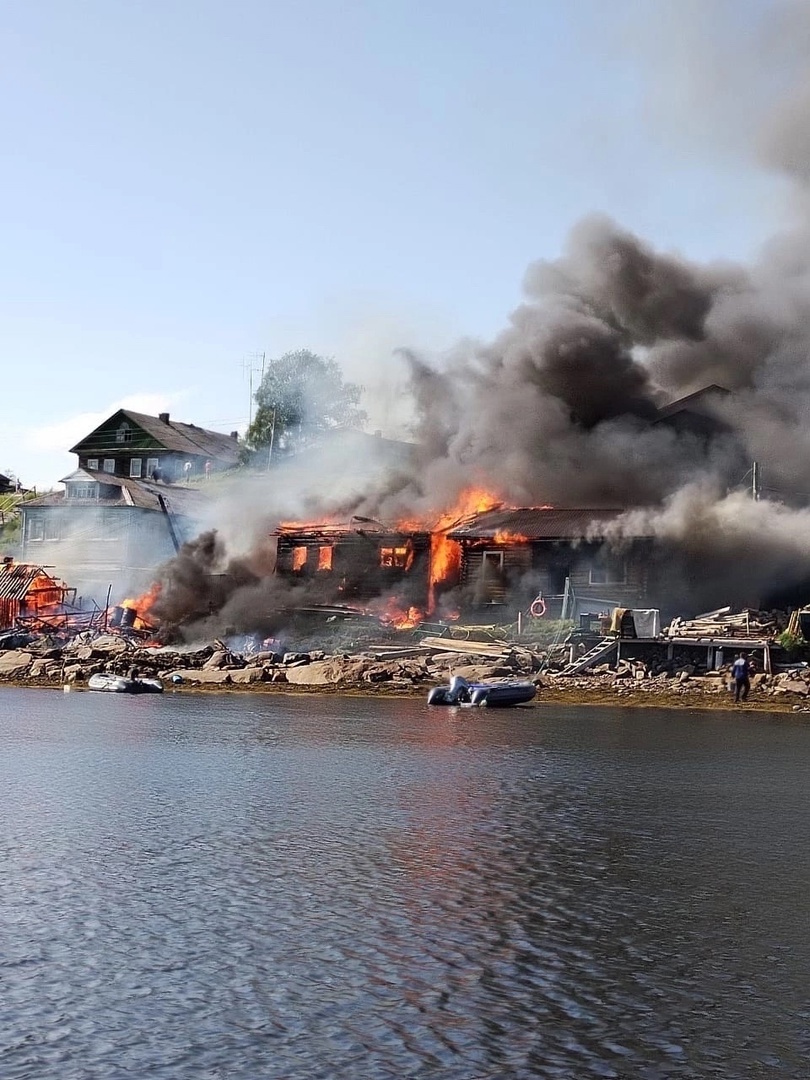 Несколько домов загорелись на севере Карелии (ФОТО)