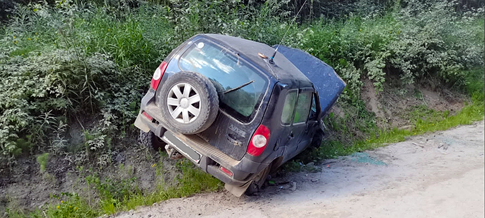 Автоледи села за руль внедорожника и перевернулась на востоке Карелии