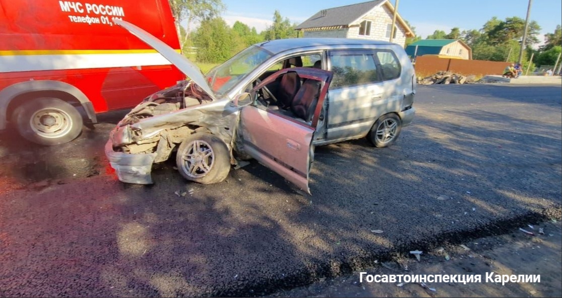 Два автомобиля разбились в ДТП под Петрозаводском (ФОТО)