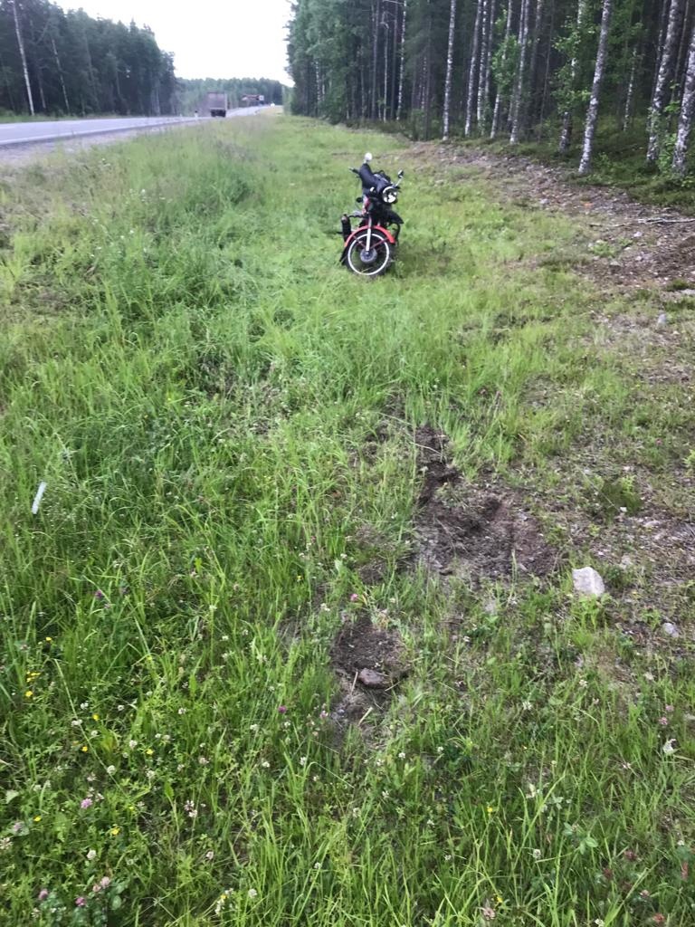 Мотоциклист налетел на камень и опрокинулся на трассе в Карелии (ФОТО)
