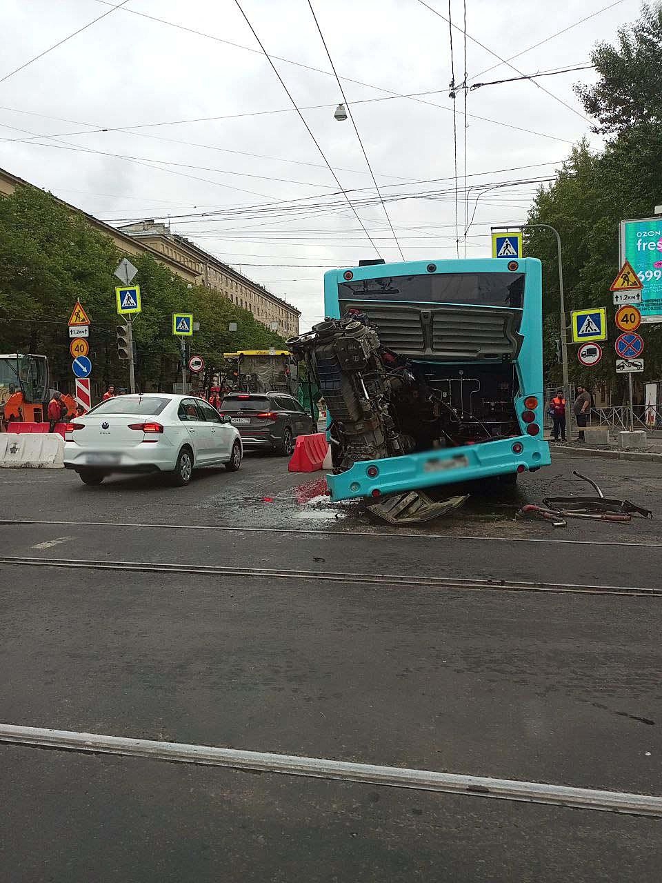 Двигатель вывалился из автобуса на ходу в мегаполисе по соседству с Карелией (ФОТО)