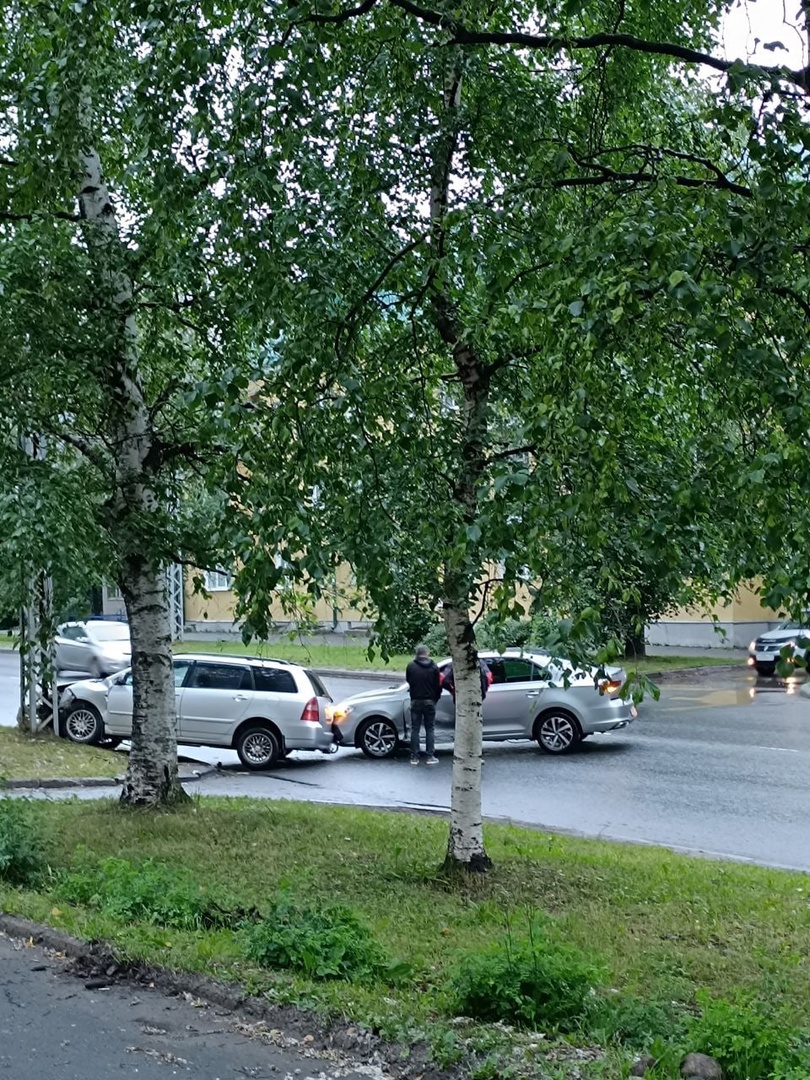Иномарка врезалась в столб после ДТП на оживленной магистрали Петрозаводска (ФОТО)