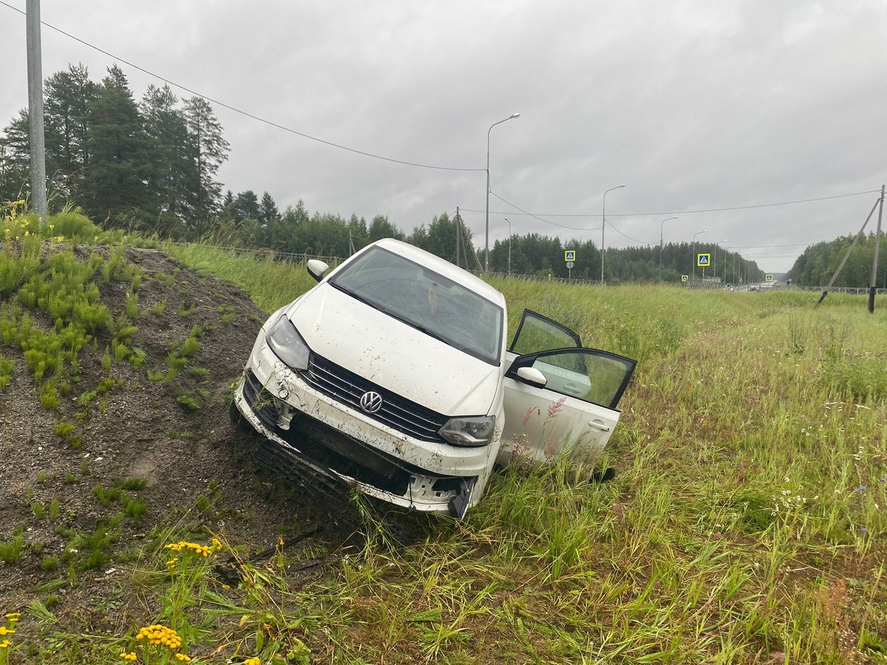 Житель Мурманской области погиб, вылетев на автомобиле в кювет на трассе в Карелии (ФОТО)