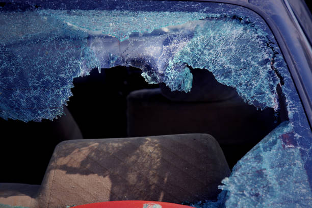 Жительница Карелии разбила автомобиль туристов, занявших ее стоянку