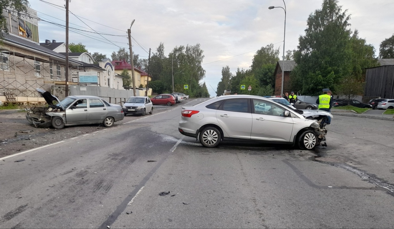 В Петрозаводске водитель, в автомобиль которого врезалась другая машина,  лишится прав (ФОТО) | СТОЛИЦА на Онего