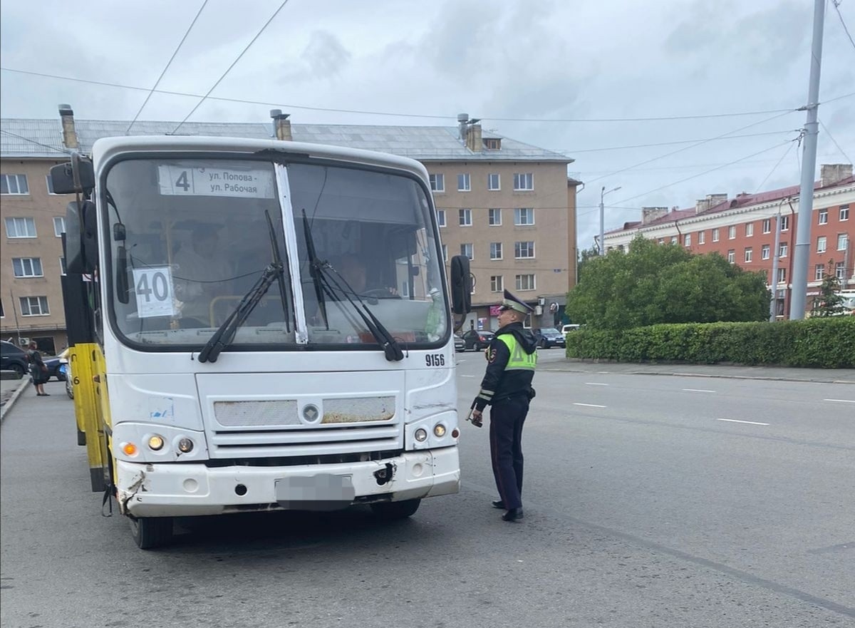 какой маневр намеревается выполнить водитель маломестного автобуса