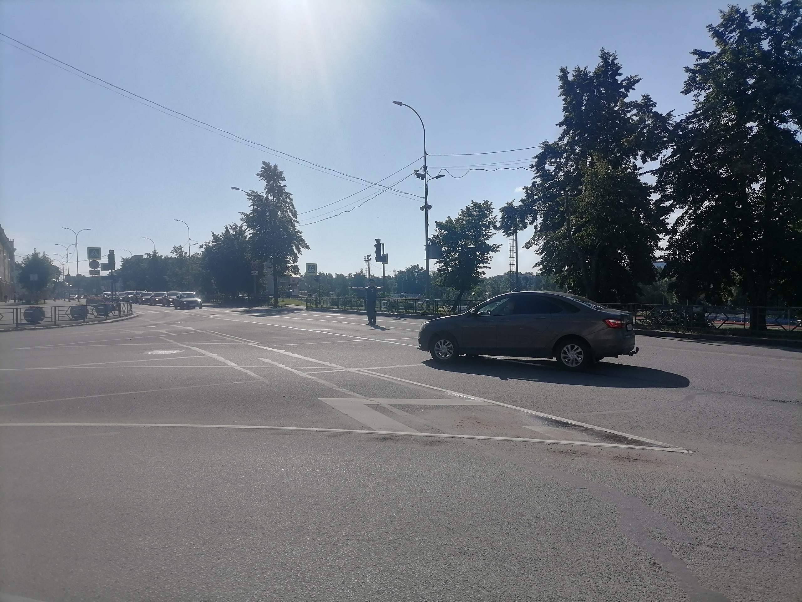 На оживленном перекрестке в центре Петрозаводска в этот четверг работает регулировщик (ФОТО)