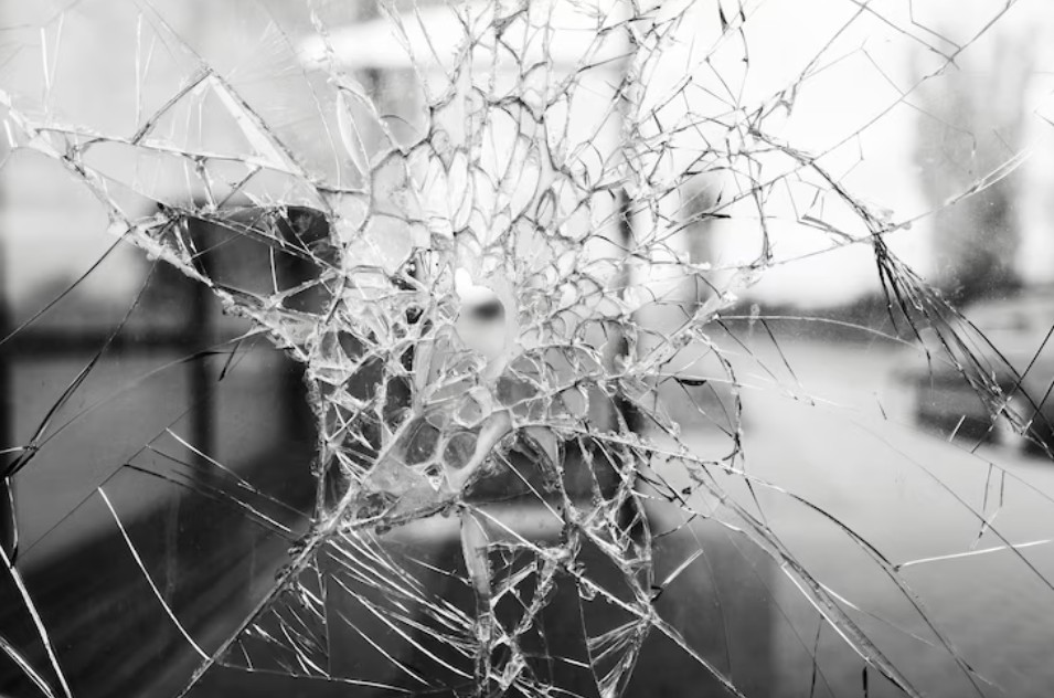 Подозрительный мужчина разбил стеклянную дверь в магазине на юге Карелии 