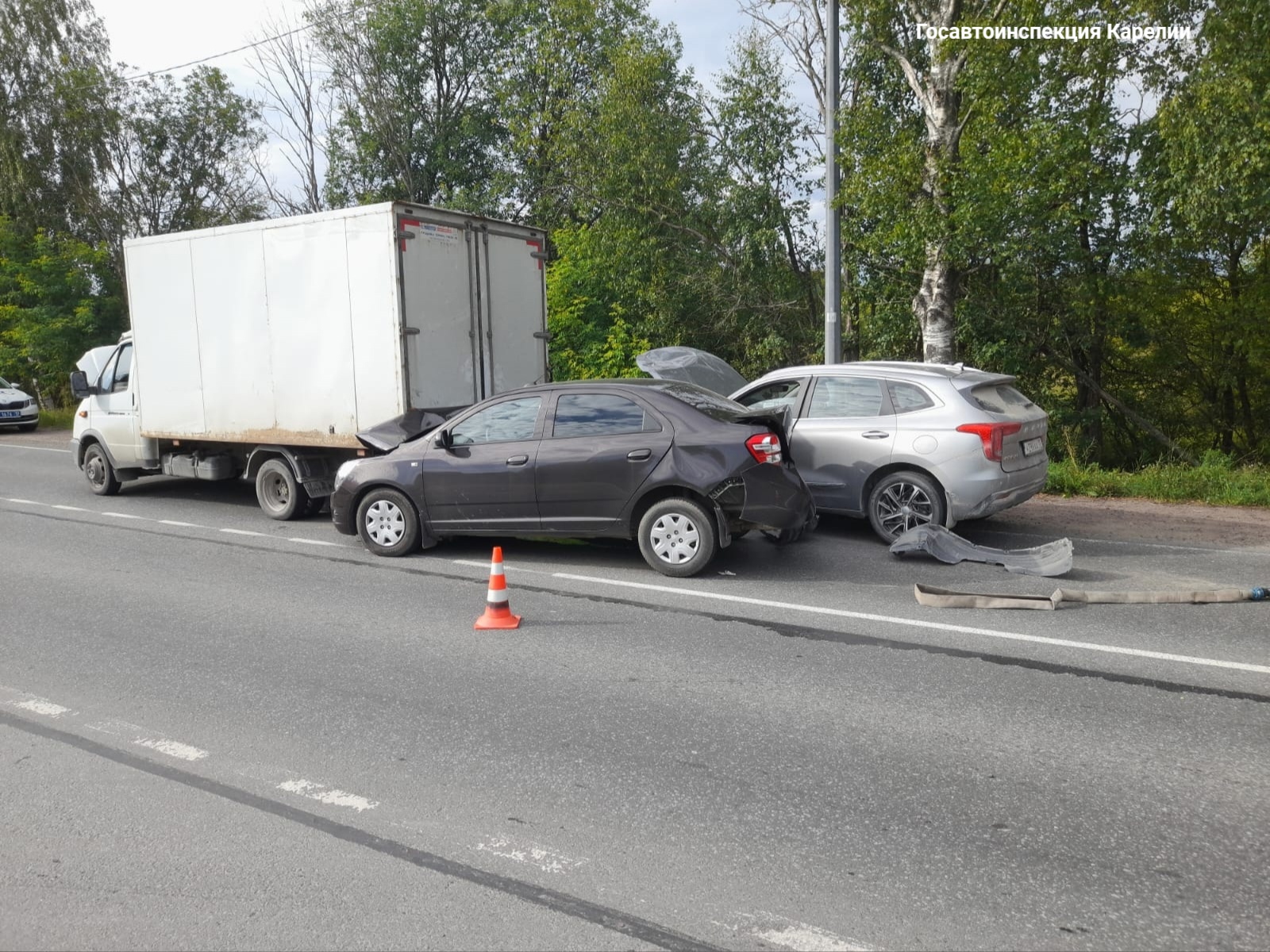 Кроссовер влетел в движущееся впереди авто в поселке Хелюля