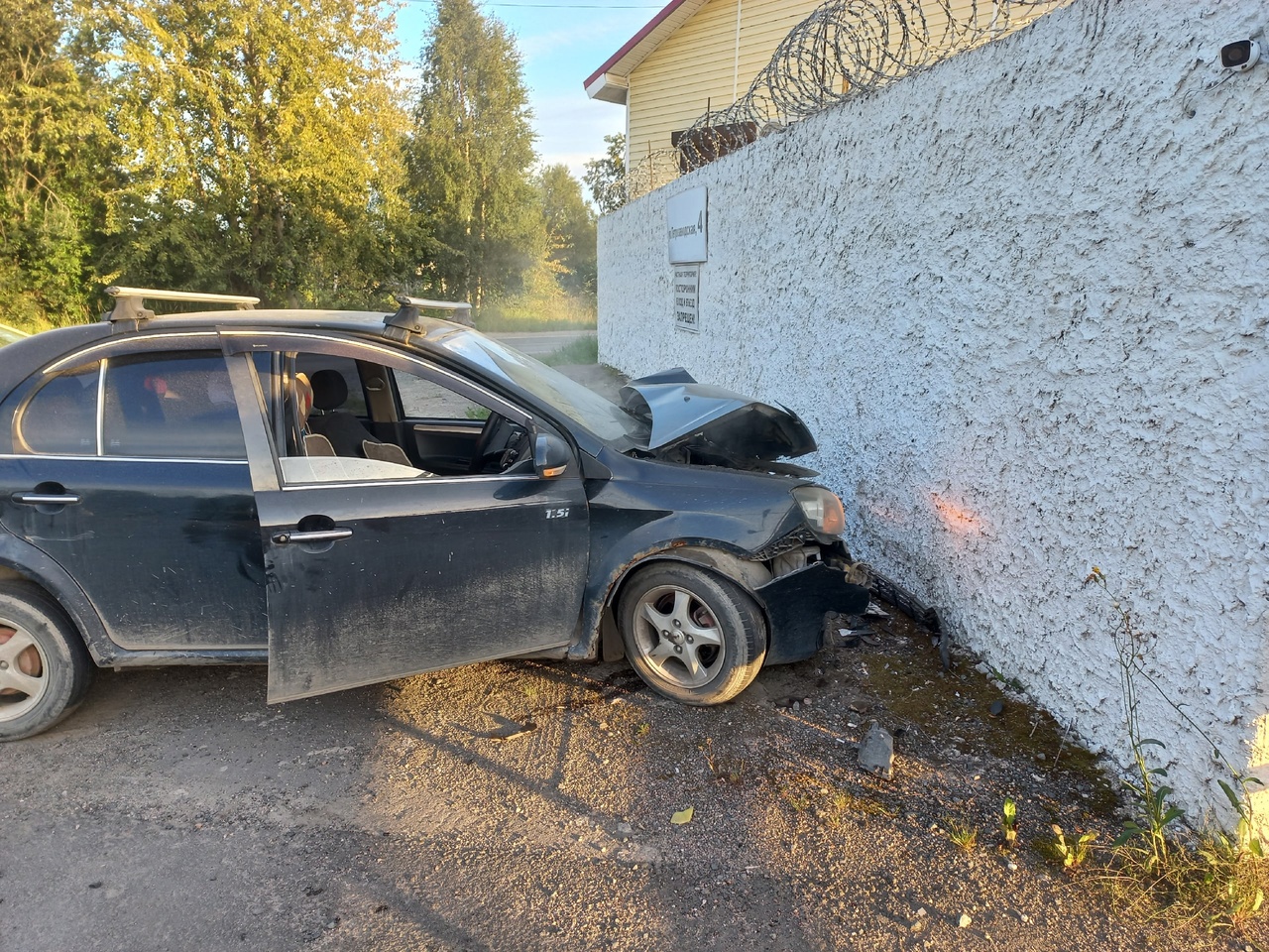 Водитель отправил авто в стену под Петрозаводском в попытке скрыться от ДПС 