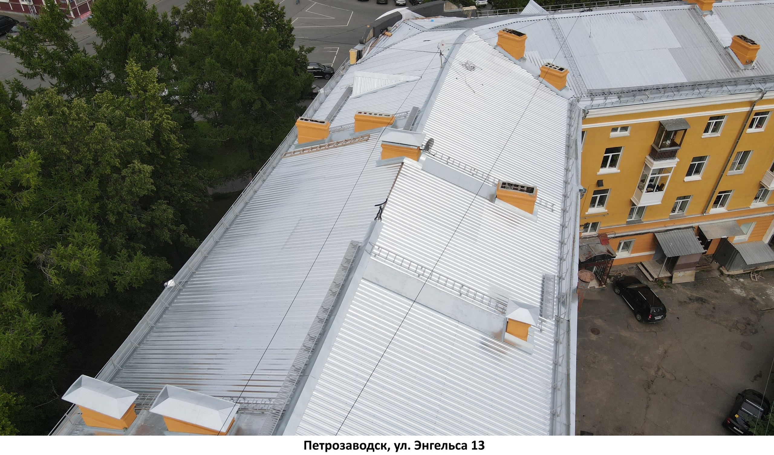 В Петрозаводске капитально ремонтируют крыши жилых домов в центре города