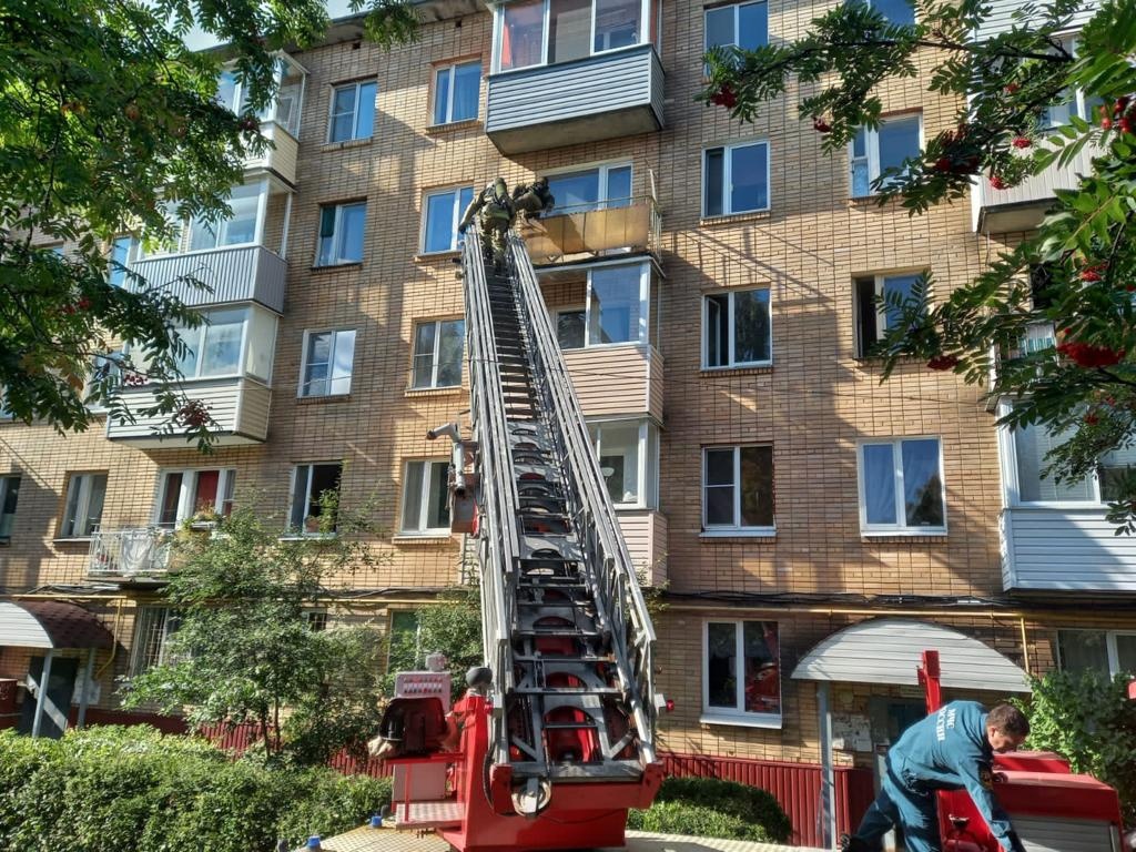Жители Петрозаводска вызвали пожарных из-за запаха гари от соседей