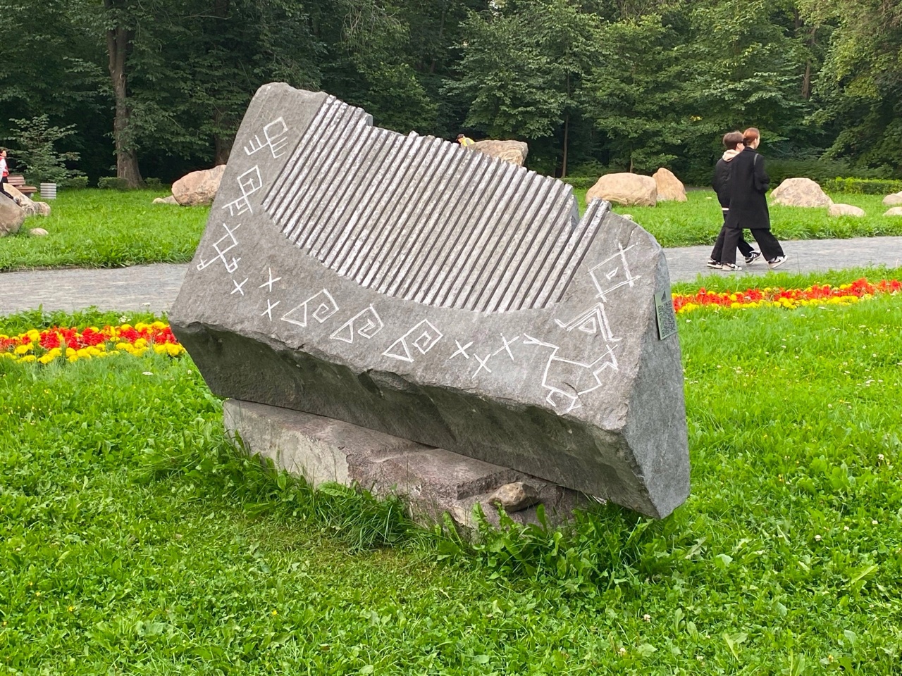 Музыкальный инструмент в камне появился в популярном парке Петрозаводска