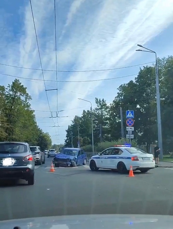 Эвакуатор снес легковушку в самом центре Петрозаводска