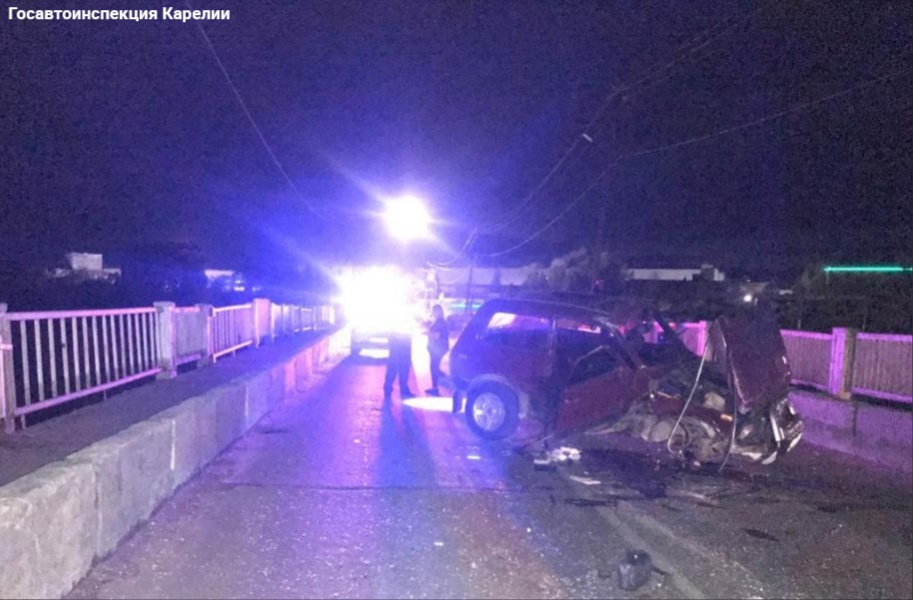 Пьяный водитель опрокинул автомобиль на мосту через реку в Карелии