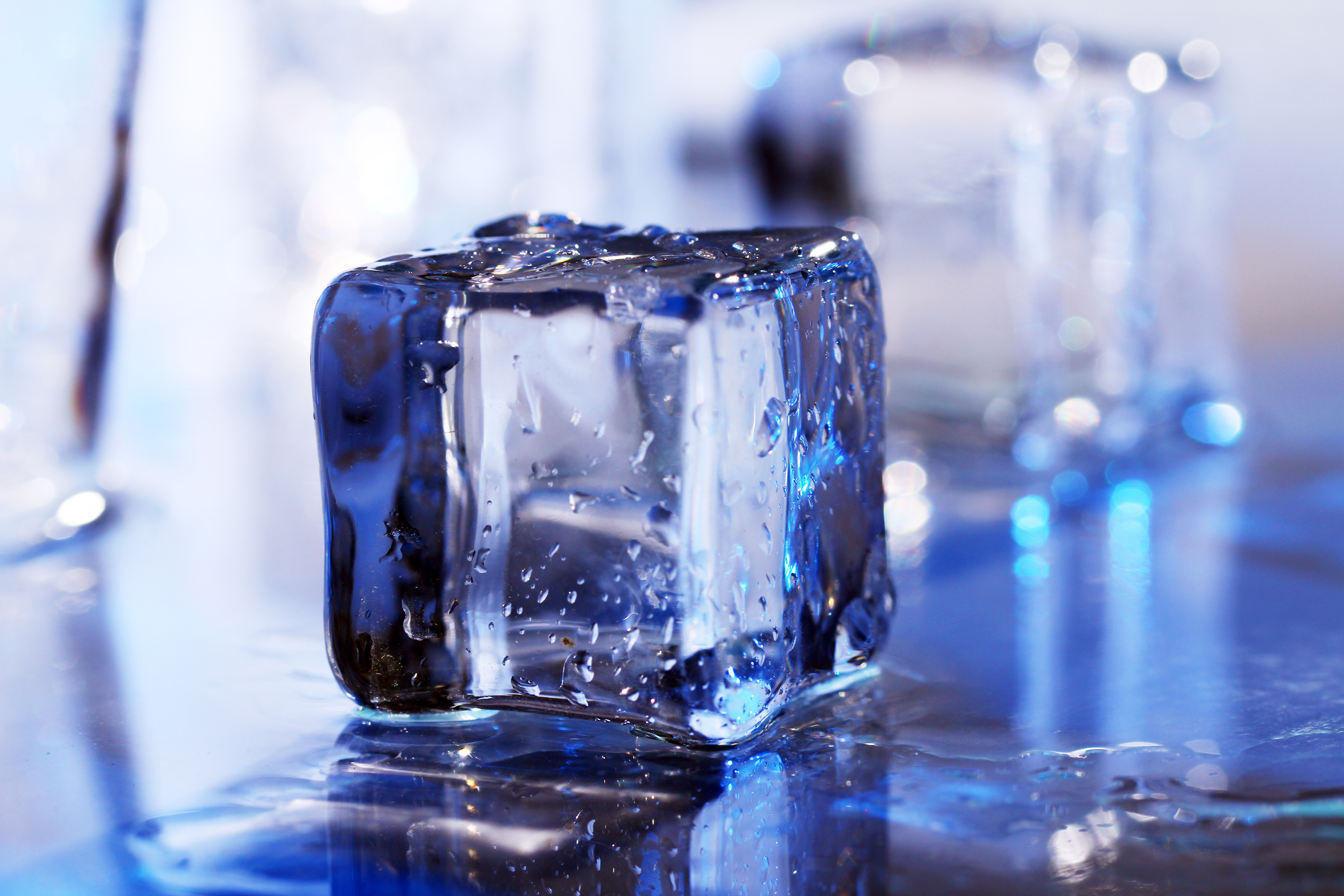Лед всплывает в воде. Кубики льда. Холодный кубик льда. Обои кубики льда. Искусственные кубики льда.