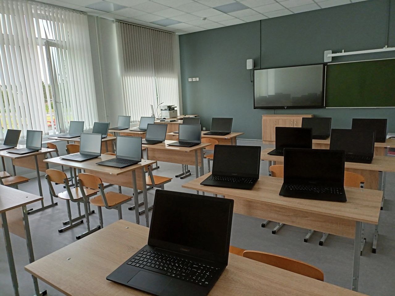 Почти 200 образовательных организаций в Карелии получили ноутбуки, проекторы и видеокамеры